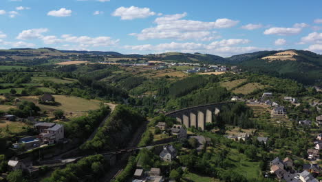 Puente-Para-Trenes-Toma-Aérea-Marvejols-Día-Soleado-Francia-Averyon-Ciudad-Medieval